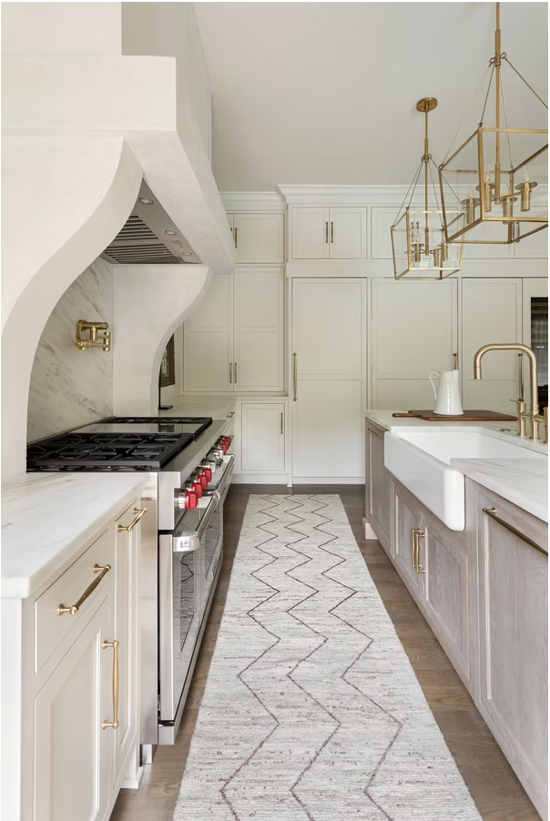 Chic, clean interior design ideas with just the right amount of personality are hallmarks of this talented designer’s style. Take a break, take a peek, and let us know which space of Cerminara Designs is your favorite! chic stained kitchen with with double islands and gorgeous glass and brass lanterns over the island -Photo: @carolinesharpnack