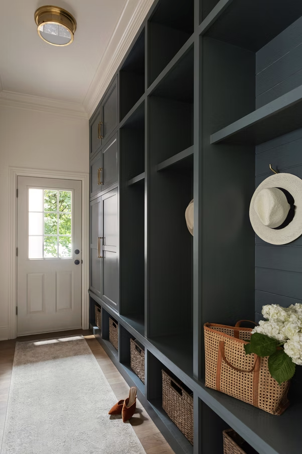 Interiors with just the right amount of personality are hallmarks of this talented designer’s style. Take a break, take a peek, and let us know which space of Cerminara Designs is your favorite! Love the moody blue mudroom -Photo: @carolinesharpnack