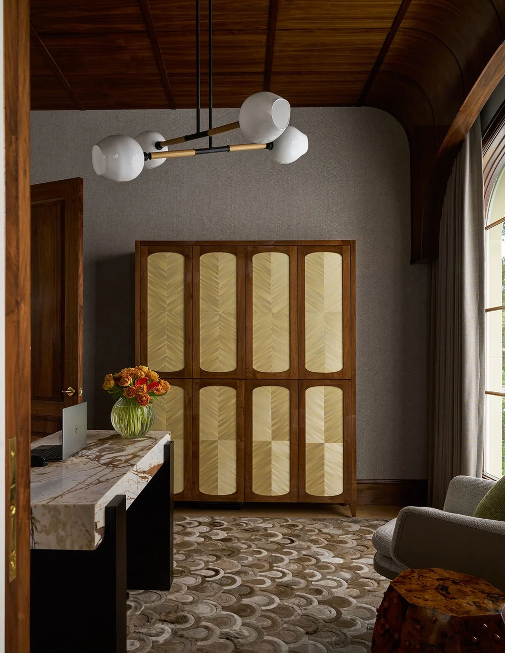 In a world full of minimalism and clean lines, traditional design is making a quiet comeback. It’s the perfect mix of classic touches and updated details, well-suited for family living and entertaining. Where stunning moldings and architectural details live comfortably with casual rooms. Mary Beth Wagner - love this masculine home office with a modern style