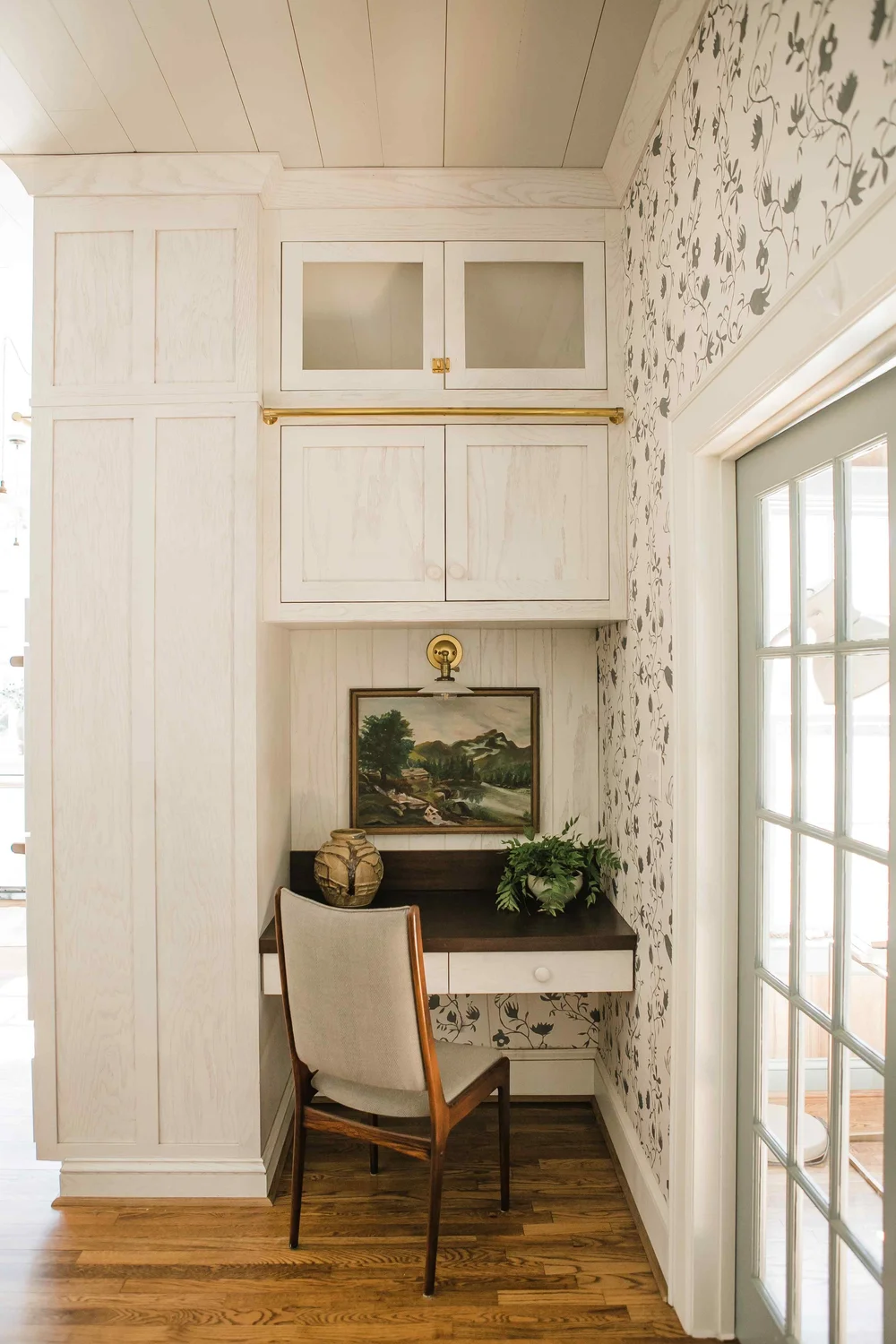 Creating a charming kitchen requires thoughtful design and an effortless style. In this Misfit House designed kitchen, Monica Stewart achieves both! Kristin Karch Photography @kristinkarchphoto - Love the desk are in the kitchen