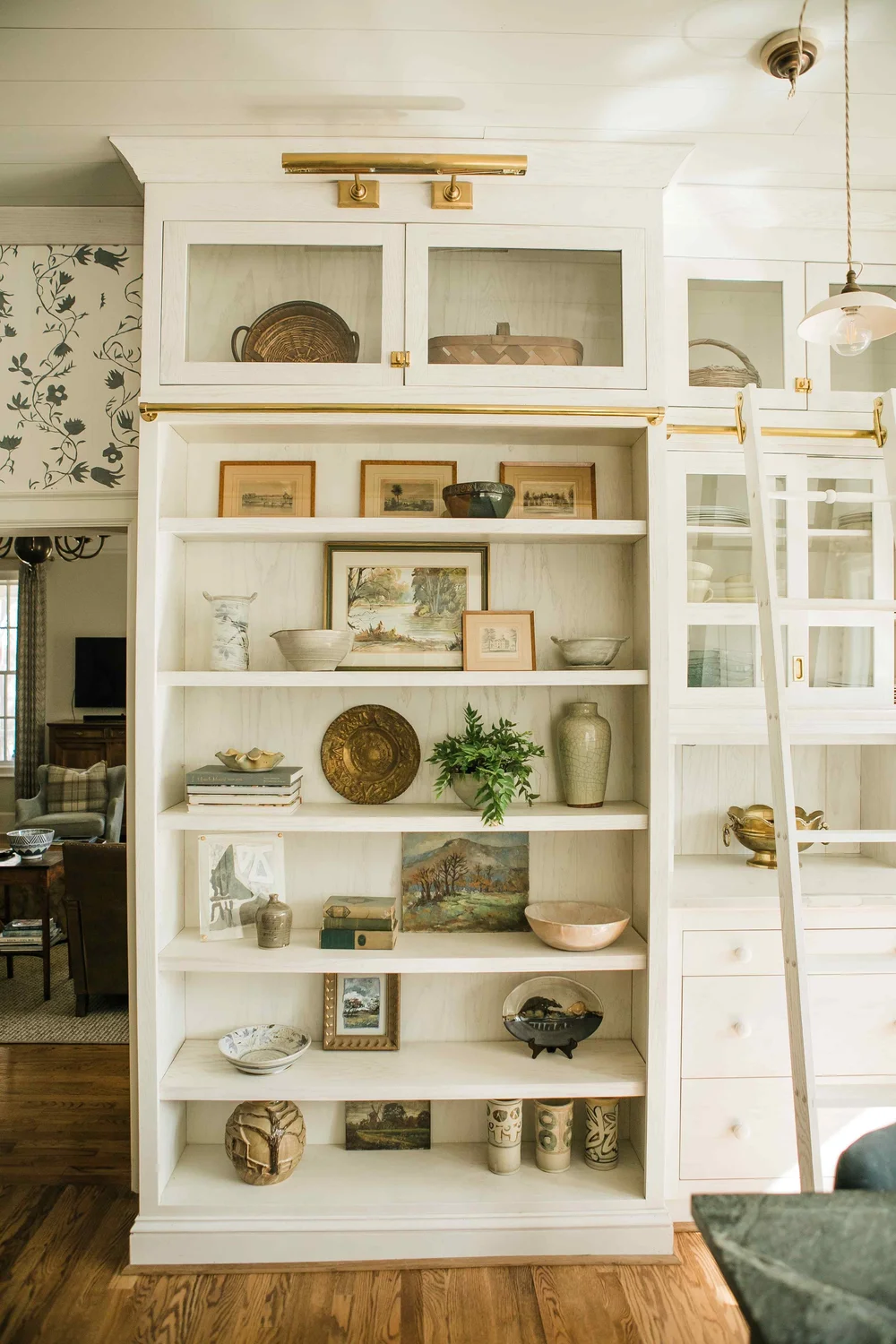 Creating a charming kitchen requires thoughtful design and an effortless style. In this Misfit House designed kitchen, Monica Stewart achieves both! Kristin Karch Photography @kristinkarchphoto - Love the brass library lights