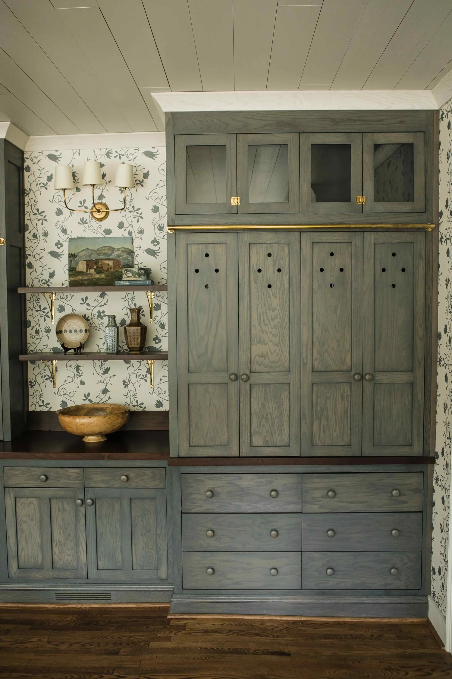  In this Misfit House designed kitchen, Monica Stewart achieves both! Kristin Karch Photography @kristinkarchphoto - Love the brass accents 