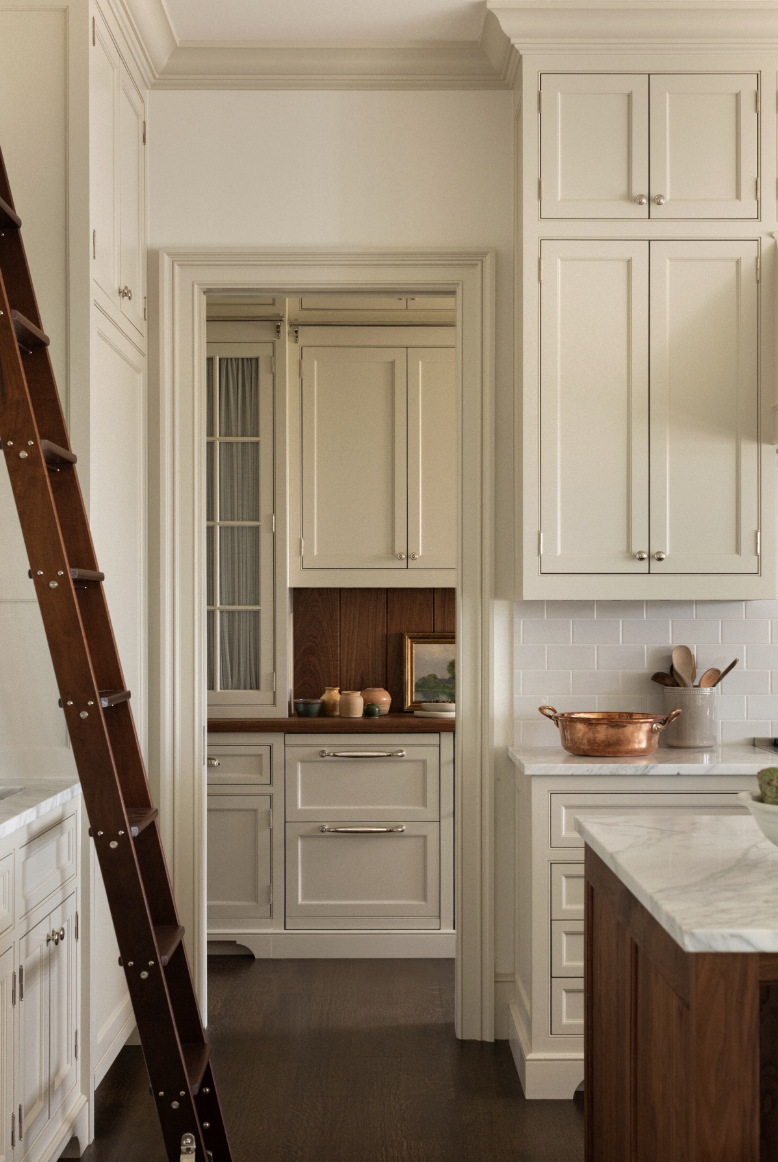 Beauty, sophistication, and attention to detail are just a few of the things that come to mind when we think of Marianne Simon Interiors' beautiful designs. It’s those little things that we think make Simon’s work shine the very most. Neutral kitchen with library ladder