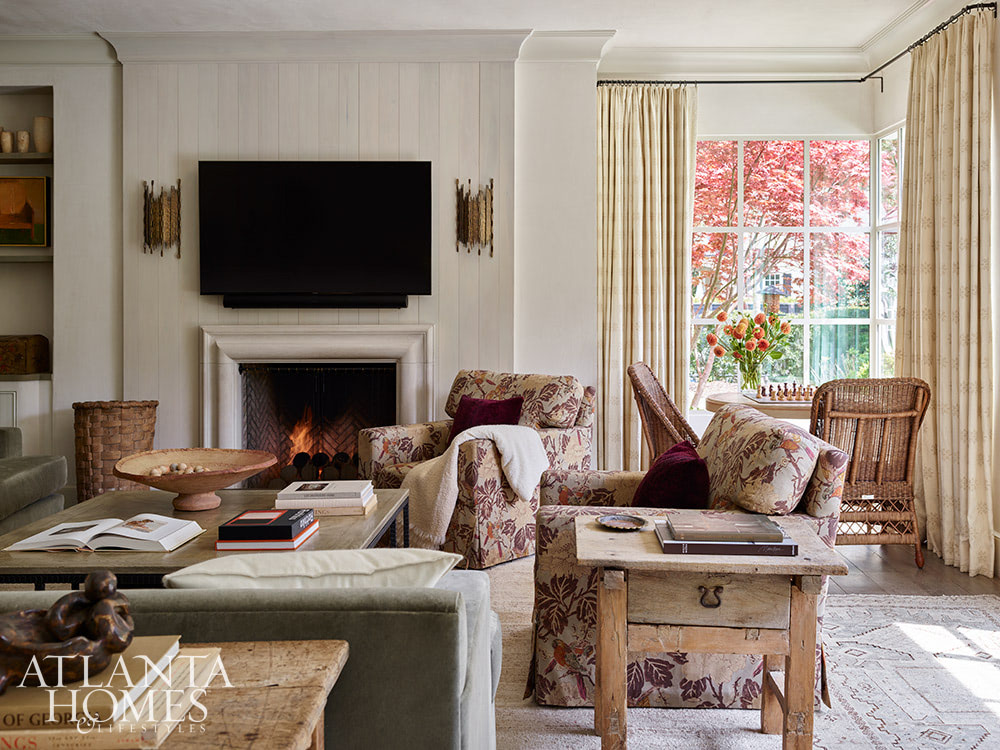 A Beautiful Traditional Home Inside and Out - Source Atlanta Homes & Lifestyles | Interior Design by Andrea Henzlik Design  | Architect Greg Busch Architects | Photographed by Emily Followill | Styled by Eleanor Roper  | Landscape Architect Carson McElheney, Hamilton Land Services Inc | Builder Roger Balko