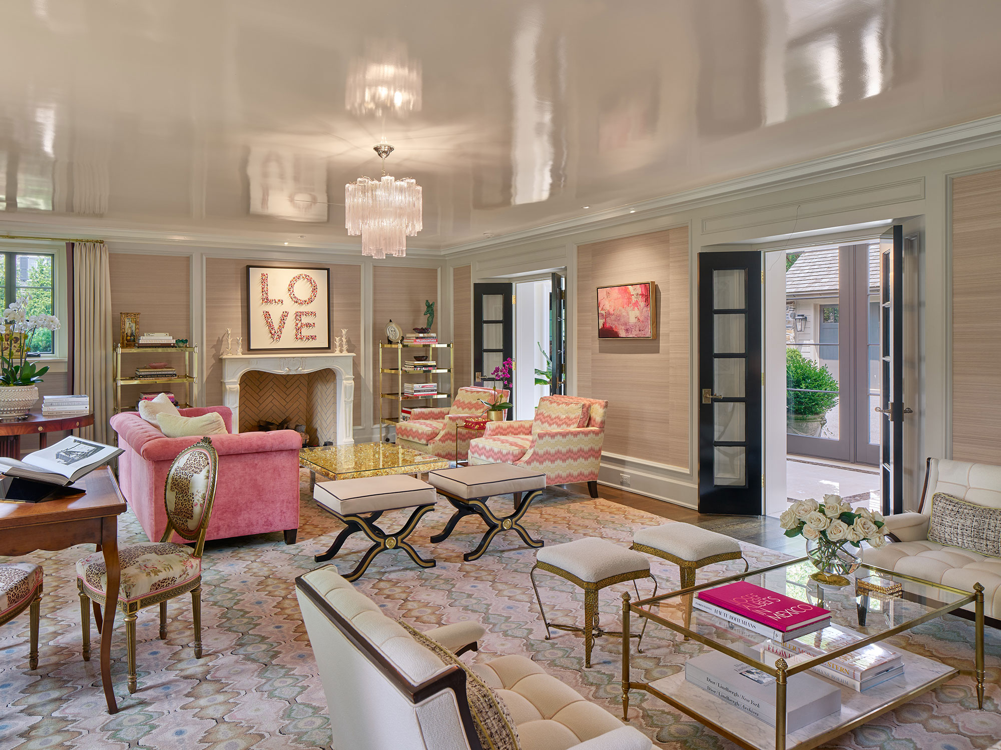 Archer & Buchanan Architects | Halkin | Mason Photography -We’d say this beautiful, traditional home, designed by Archer & Buchanan hits all the high notes of style. That is as livable and updated as it is fresh and character-filled.  Living room with pinks sofa and glass and brass coffee table and lacquered ceiling