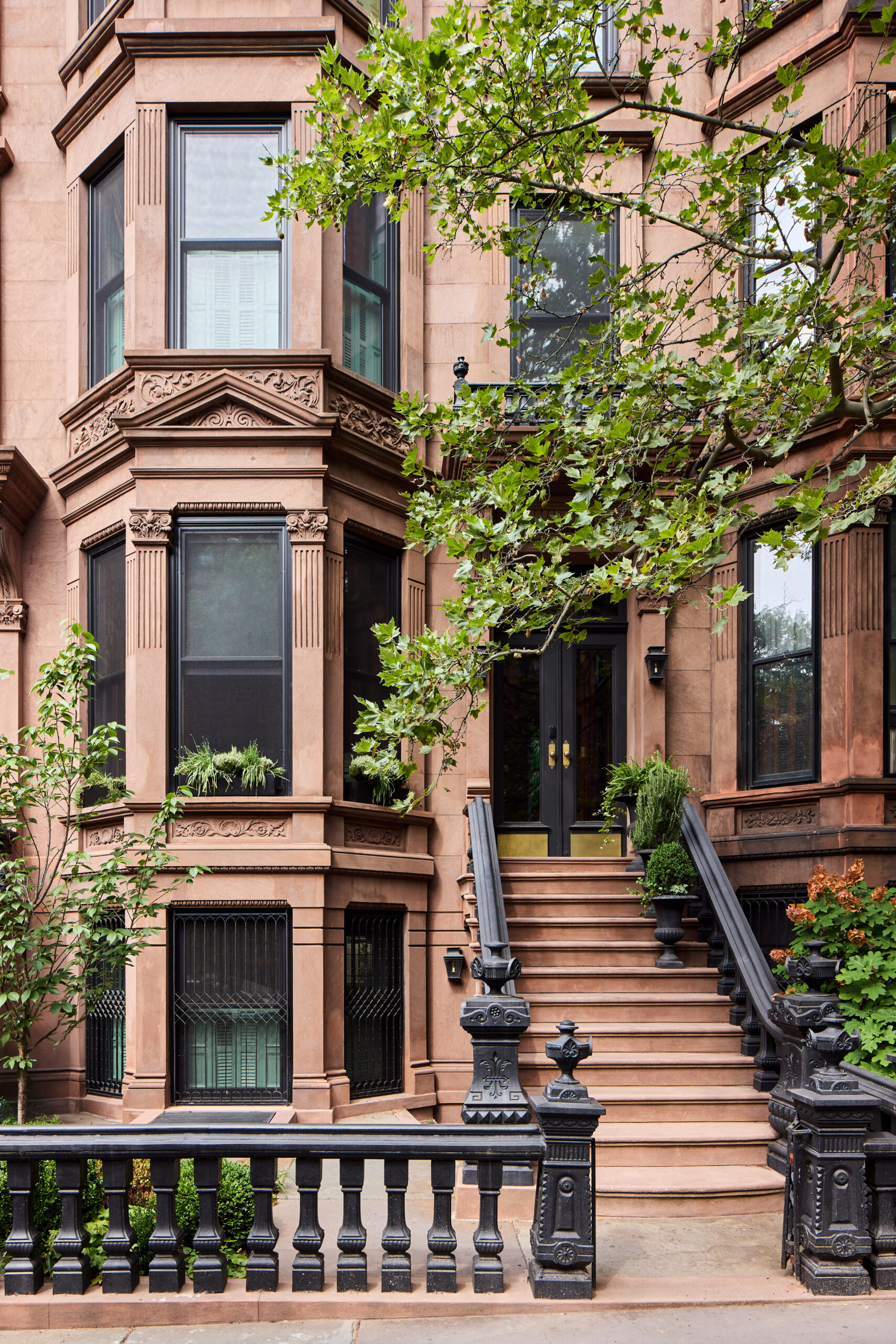 Few things are quite as fun as stepping through the front door of someone else's home, and this beautiful Brooklyn townhouse designed by Jennifer Hunter Design is no exception. 