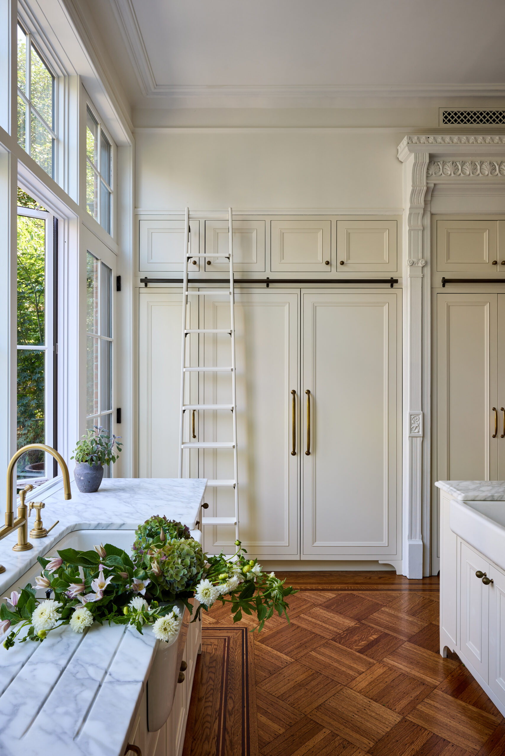 Few things are quite as fun as stepping through the front door of someone else's home, and this beautiful Brooklyn townhouse designed by Jennifer Hunter Design is no exception. White kitchen with gorgeous architecture and library ladder - Jennifer Hunter Design | Kristen Francis Photography | Frances Bailey Styling