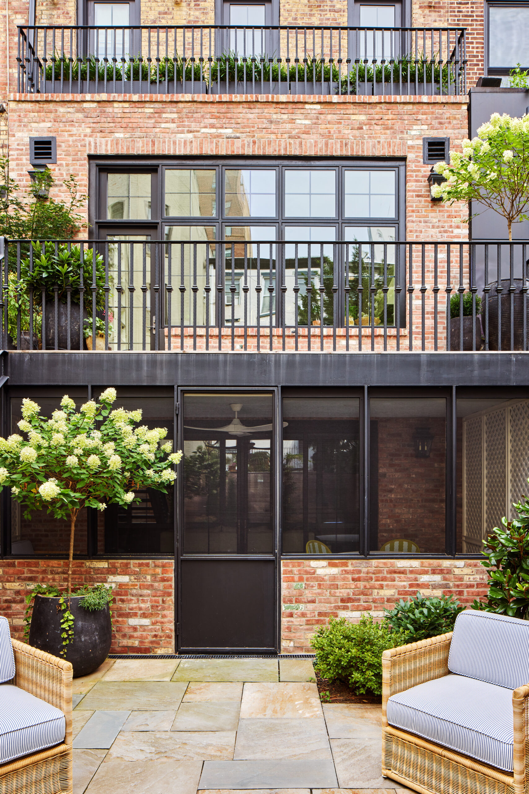 Jennifer Hunter Design | Kristen Francis Photography | Frances Bailey Styling - outdoor patio of this charming townhouse
