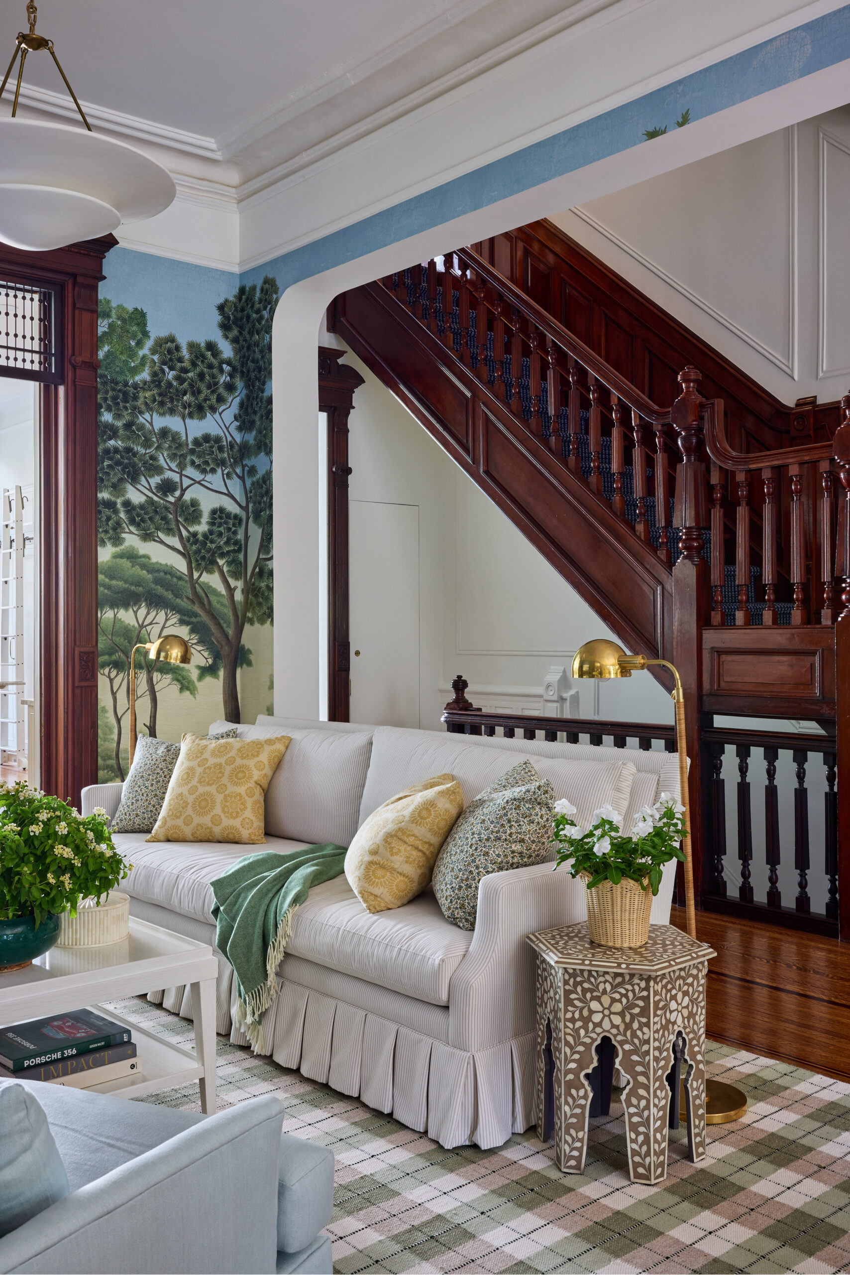 Few things are quite as fun as stepping through the front door of someone else's home, and this beautiful Brooklyn townhouse designed by Jennifer Hunter Design is no exception. Incredibel architecture and love the staircase