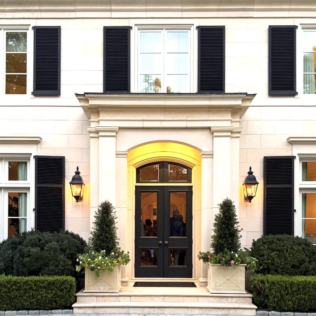 There’s just something about classic homes with boxwoods that gets us every time. Maybe it’s the sense of history, or the way those perfectly clipped greens make everything feel instantly more polished and inviting. Photography: The Potted Boxwood