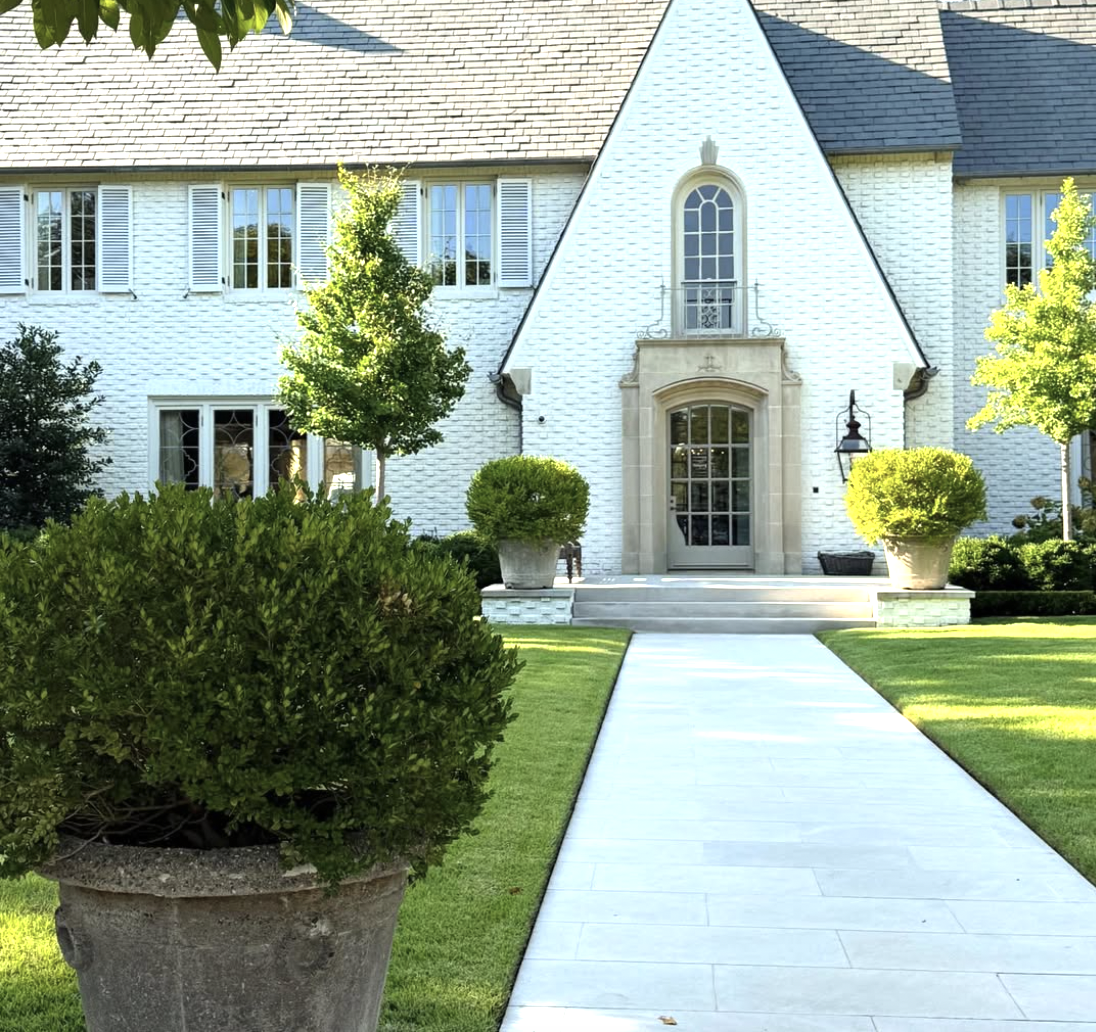 There’s just something about classic homes that get us every time. Maybe it’s the sense of history, or the way those perfectly clipped greens make everything feel instantly more polished and inviting. Photography: The Potted Boxwood