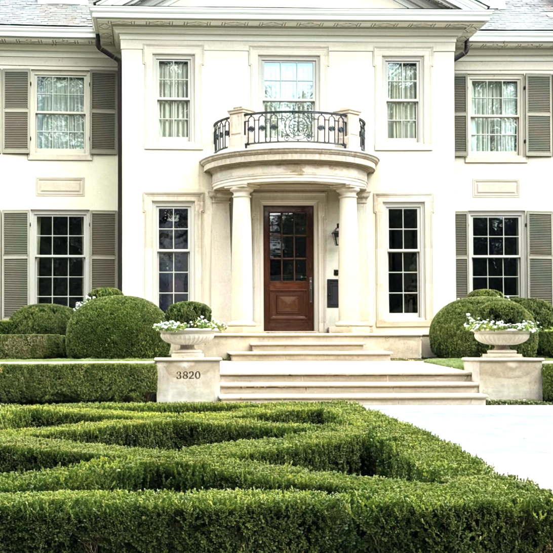 There’s just something about classic homes that get us every time. Maybe it’s the sense of history, or the way those perfectly clipped greens make everything feel instantly more polished and inviting. Photography: The Potted Boxwood