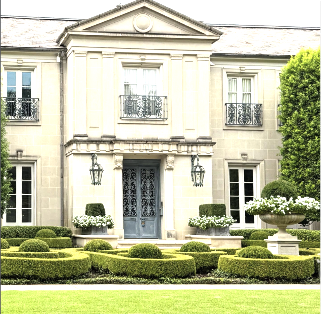 There’s just something about classic homes that get us every time. Maybe it’s the sense of history, or the way those perfectly clipped greens make everything feel instantly more polished and inviting. Photography: The Potted Boxwood