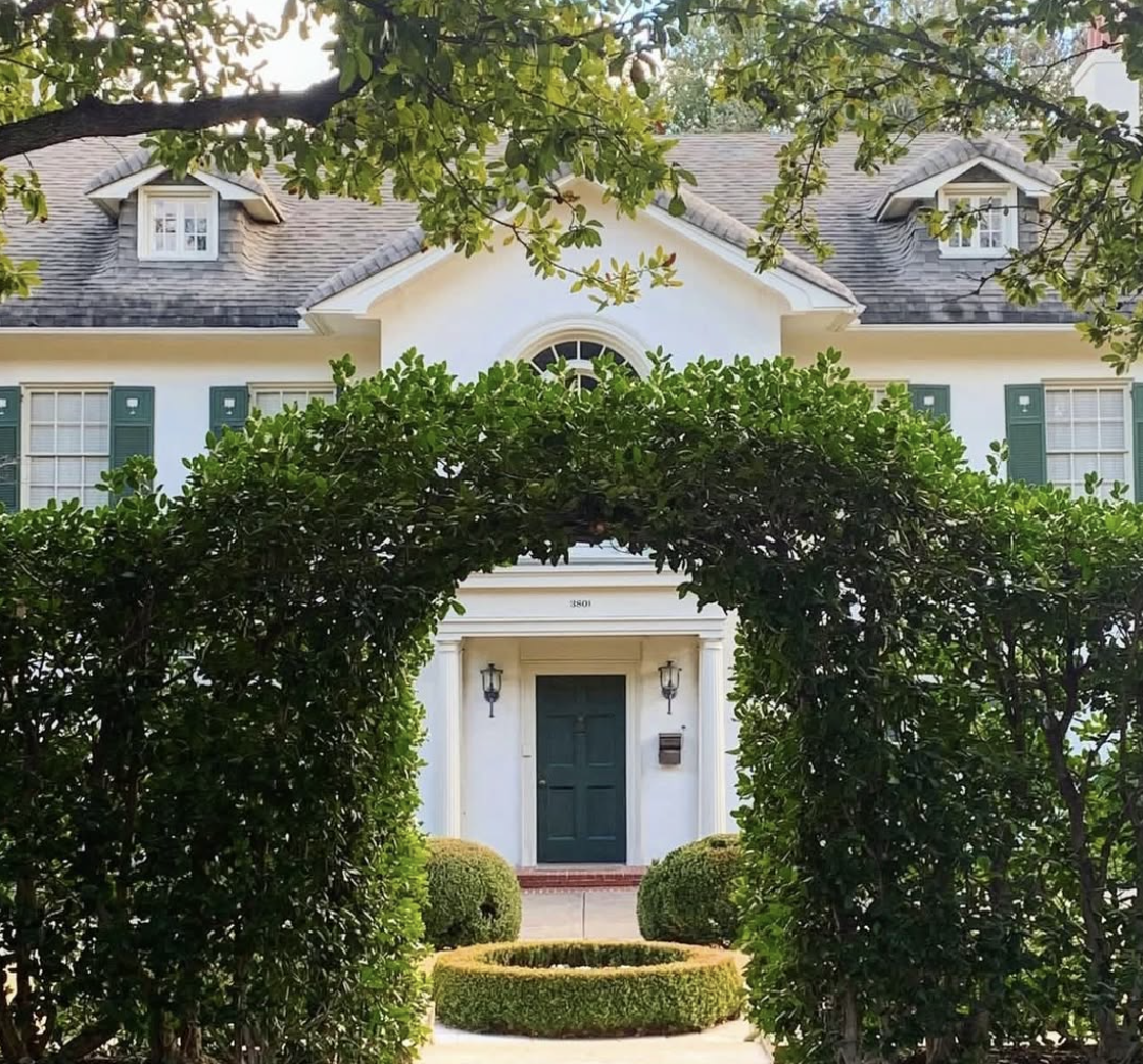 There’s just something about classic homes that get us every time. Maybe it’s the sense of history, or the way those perfectly clipped greens make everything feel instantly more polished and inviting. Photography: The Potted Boxwood