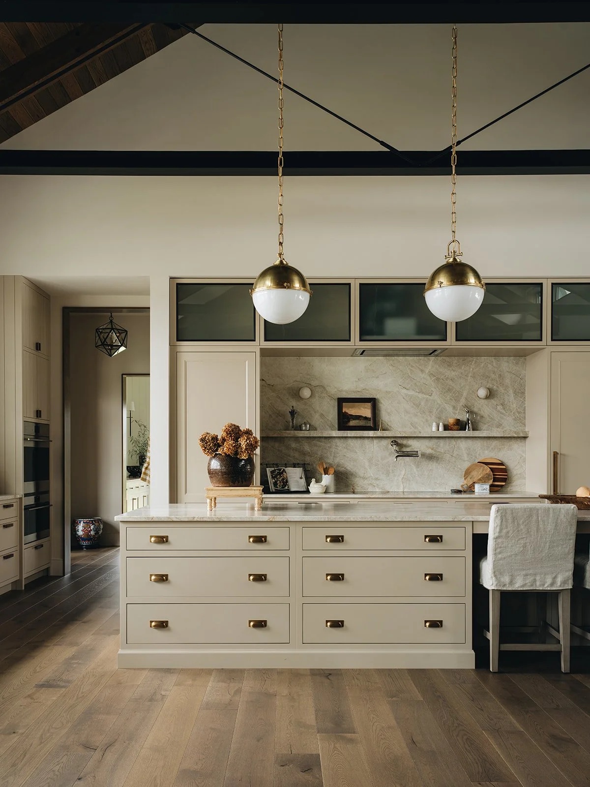 Relax, brew an extra cup of coffee and take a peek at this Jean Stoffer modern river house, beautifully photographed by Stoffer Photography Interiors, that is so unforgettably chic you’ll undoubtedly find yourself daydreaming about a few little changes for you own home. 