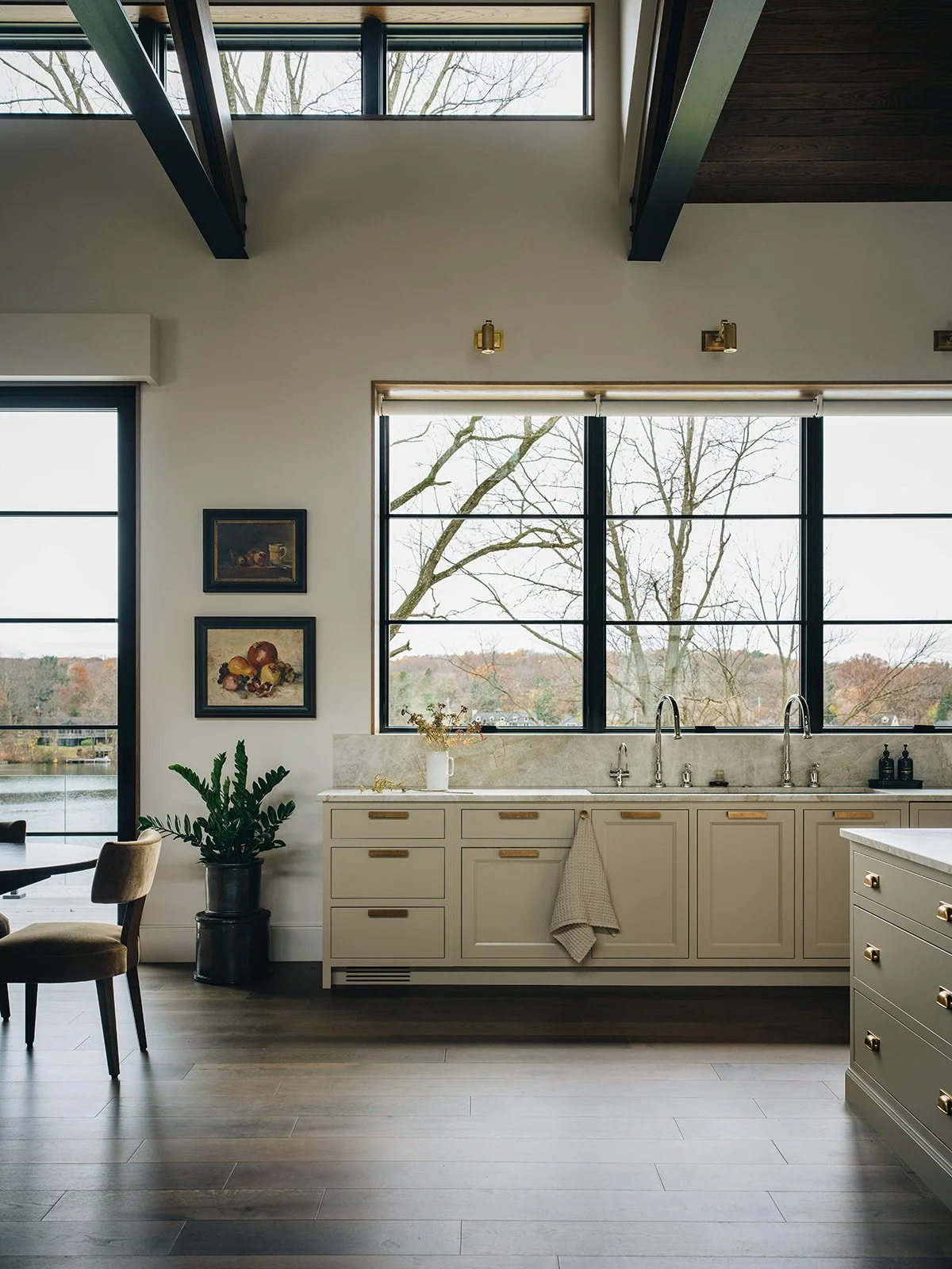 Relax, brew an extra cup of coffee and take a peek at this Jean Stoffer designed house, beautifully photographed by Stoffer Photography Interiors, that is so unforgettably chic you’ll undoubtedly find yourself daydreaming about a few little changes for you own home. 