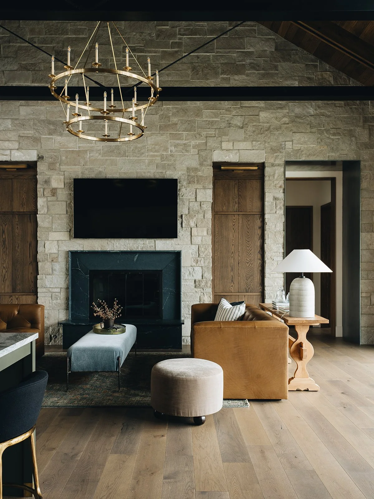Relax, brew an extra cup of coffee and take a peek at this Jean Stoffer modern river house, beautifully photographed by Stoffer Photography Interiors, that is so unforgettably chic you’ll undoubtedly find yourself daydreaming about a few little changes for you own home. 