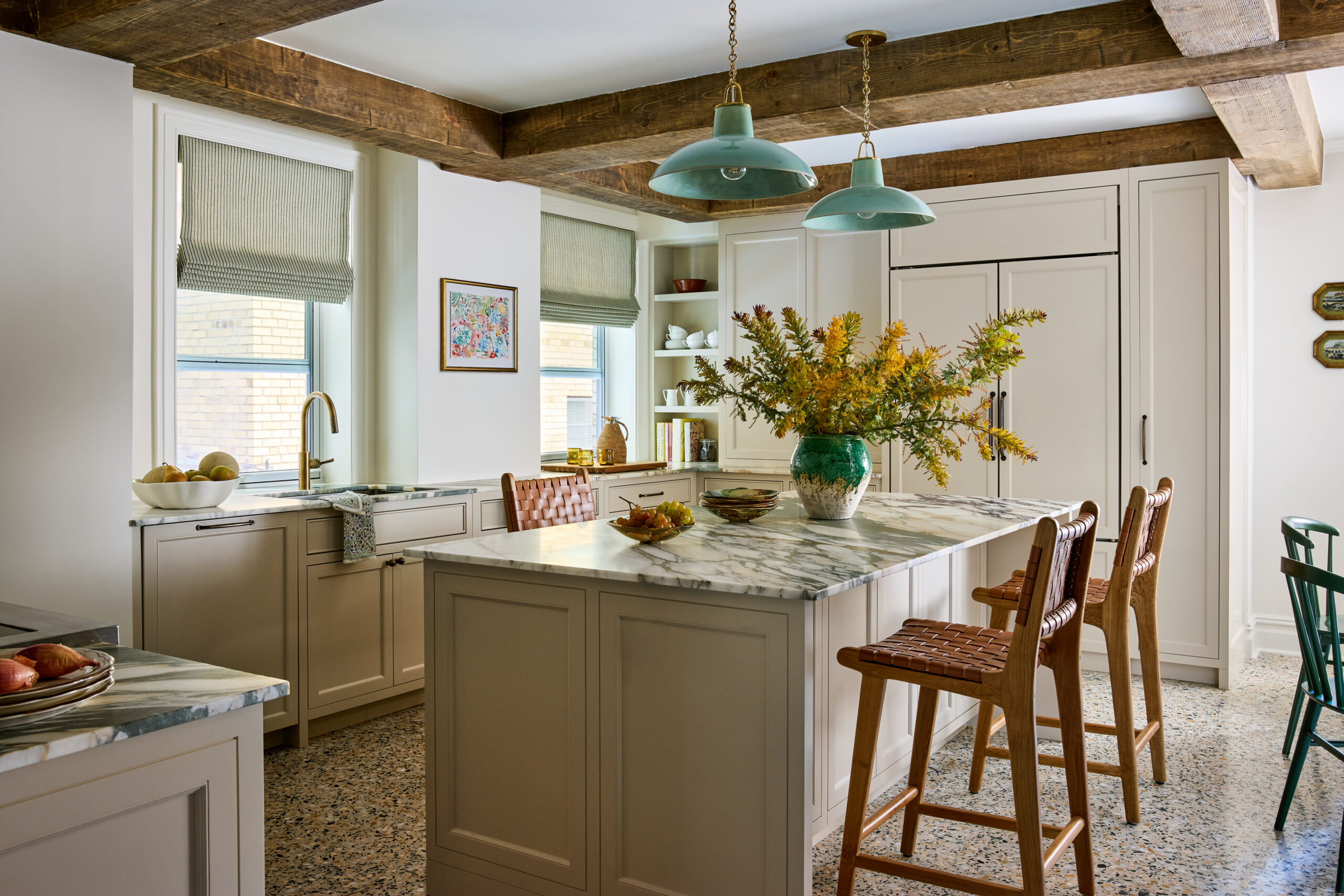 We hope your Wednesday is off to a terrific start. To get it off on the right note, we can't think of anything quite as nice as a home designed by Jennifer Hunter, photographed by Kirsten R. Francis, and styled by Martin R. Bourne. Beautiful kitchen with wood beams and blue pendant lights