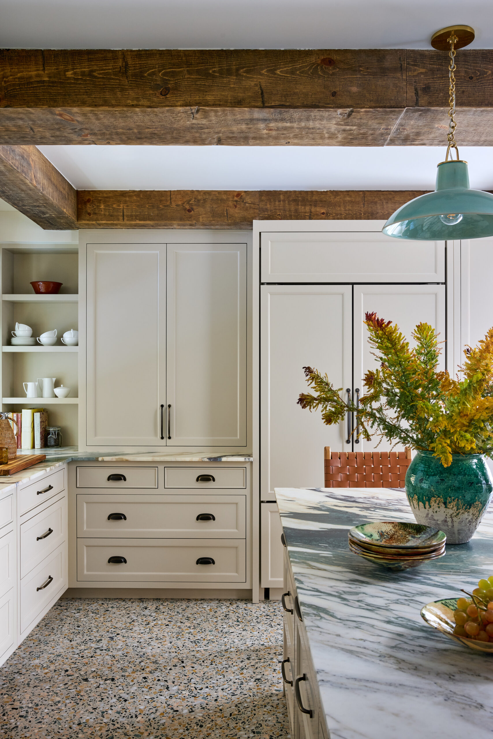 We hope your Wednesday is off to a terrific start. To get it off on the right note, we can't think of anything quite as nice as a home by Jennifer Hunter, photographed by Kirsten R. Francis, and styled by Martin R. Bourne. Beautiful kitchen with wood beams and blue pendant lights