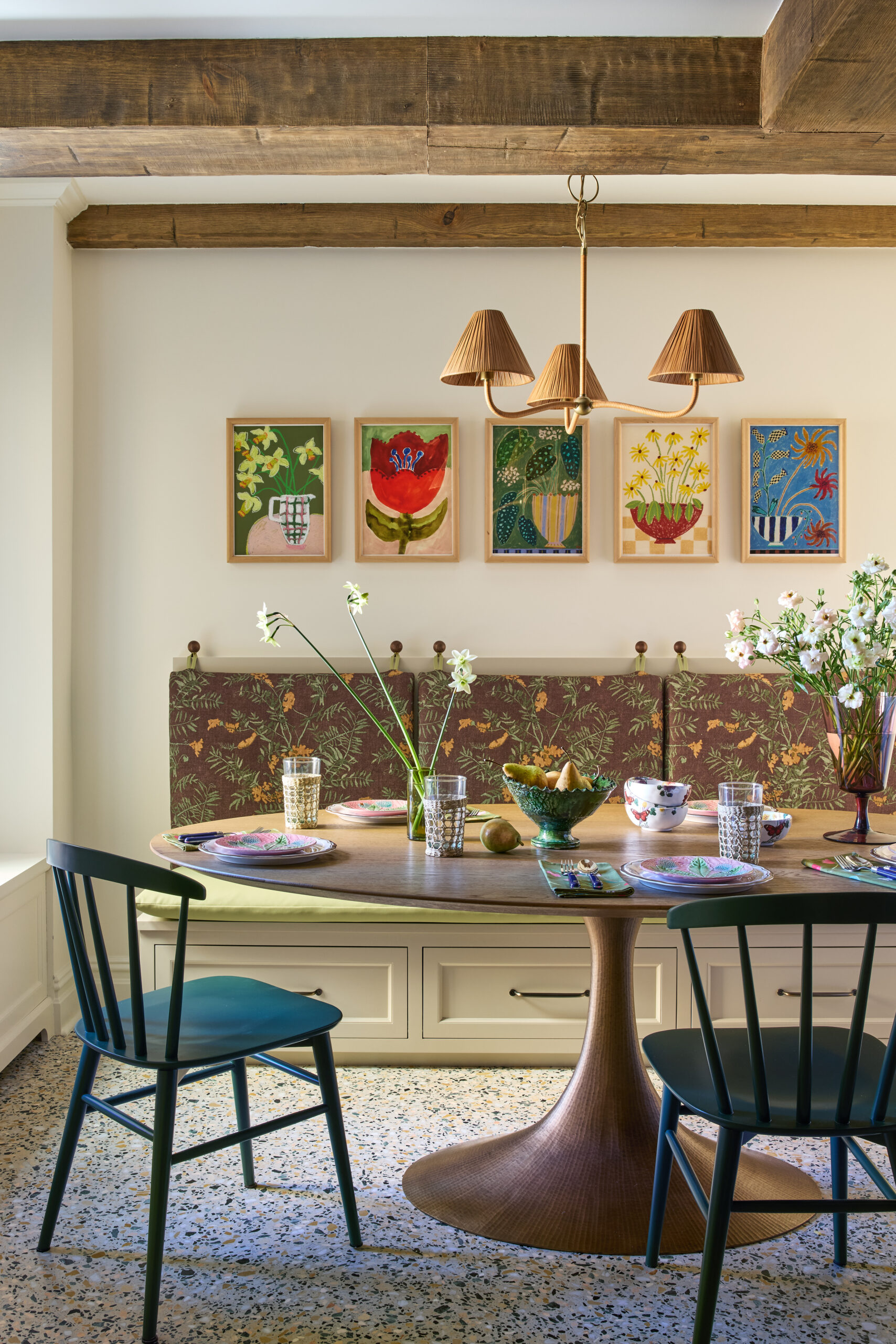 We hope your Wednesday is off to a terrific start. To get it off on the right note, we can't think of anything quite as nice as stepping inside this stunning home tour designed by Jennifer Hunter, photographed by Kirsten R. Francis, and styled by Martin R. Bourne. Love the banquette with oval dining table in the breakfast room with wood beams
