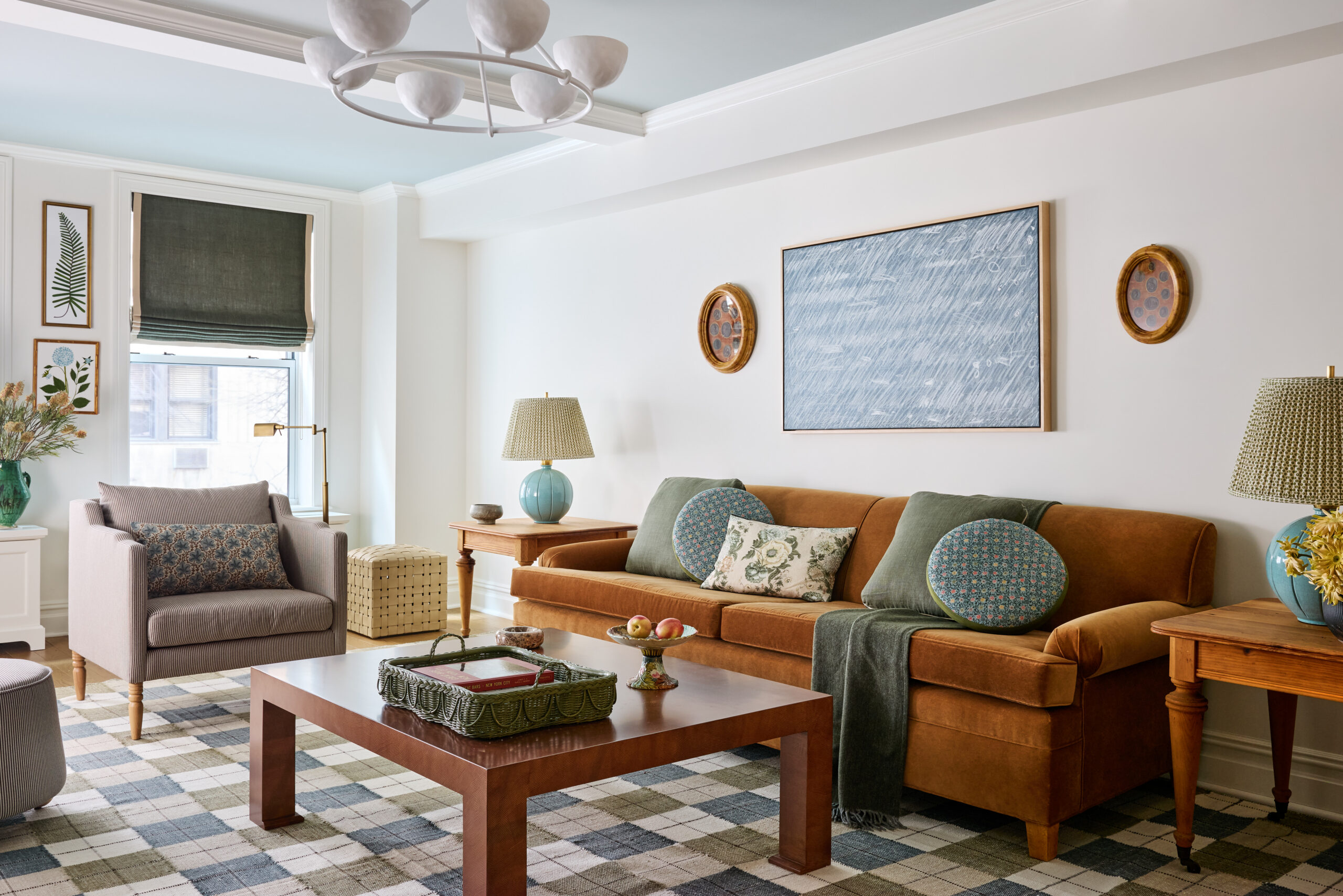 We hope your Wednesday is off to a terrific start. To get it off on the right note, we can't think of anything quite as nice as stepping inside this stunning home tour designed by Jennifer Hunter, photographed by Kirsten R. Francis, and styled by Martin R. Bourne. Beautiful living room with velvet sofa and abstract art over the sofa