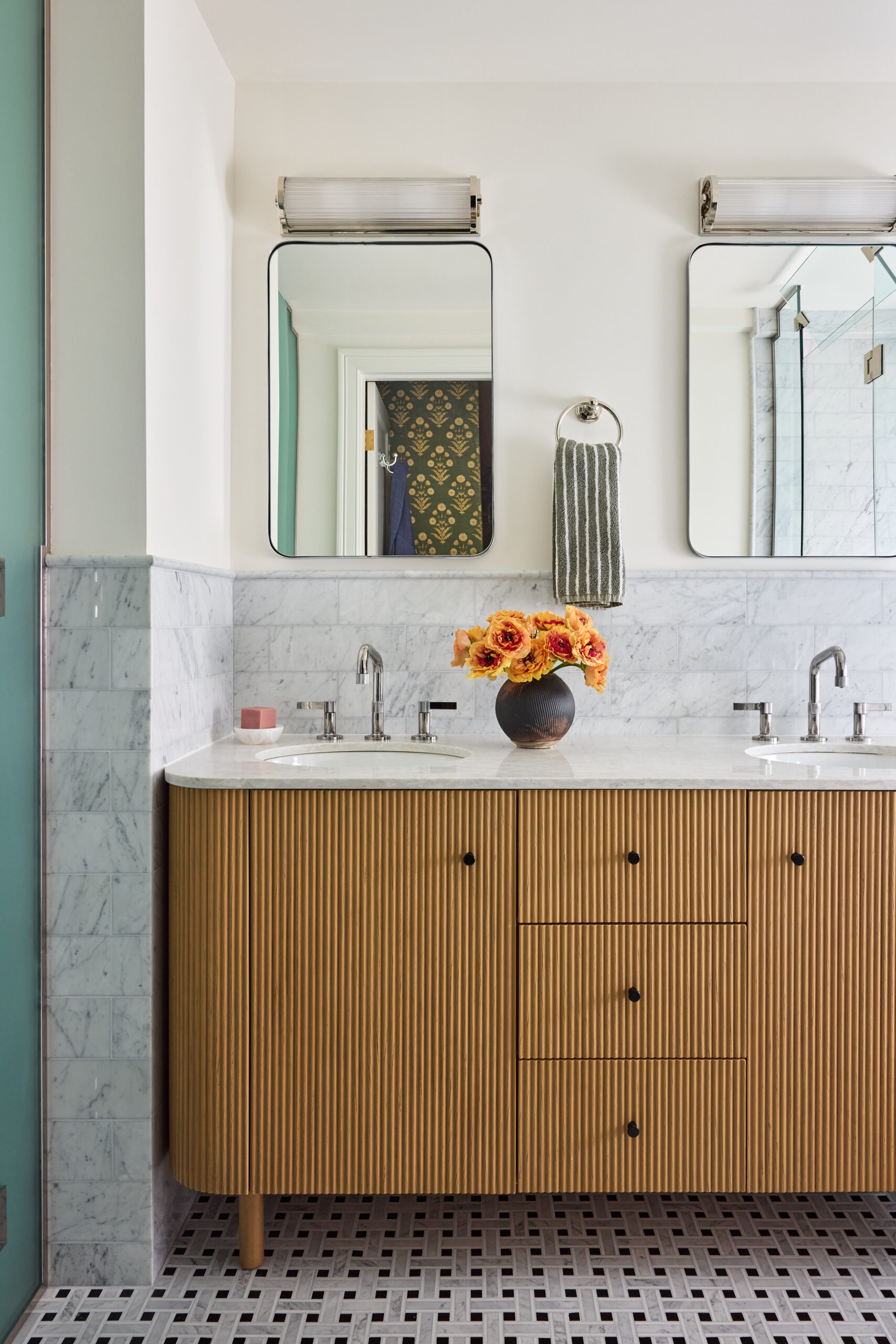 We hope your Wednesday is off to a terrific start. To get it off on the right note, we can't think of anything quite as nice as a home designed by Jennifer Hunter, photographed by Kirsten R. Francis, and styled by Martin R. Bourne. Beautiful bathroom with reeded cabinets