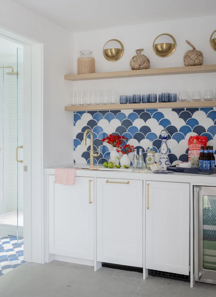 With summer officially here and beach season in full swing, we thought it made sense to tour an amazing Nantucket shingled house today--as if we need an excuse! This home designed by Workshop/ADP, with interiors by the talented Jessica Bradley and built by Blue Flag Partners is the perfect mix of updated beauty that makes this the kind of place we would want to come back to again and again.