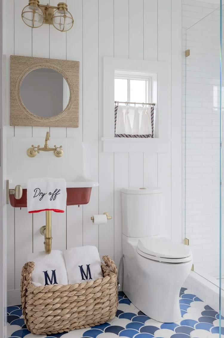 With summer officially here and beach season in full swing, we thought it made sense to tour an amazing Nantucket shingled house today--as if we need an excuse! This home designed by Workshop/ADP, with interiors by the talented Jessica Bradley and built by Blue Flag partners that makes this the kind of place we would want to come back to again and again.