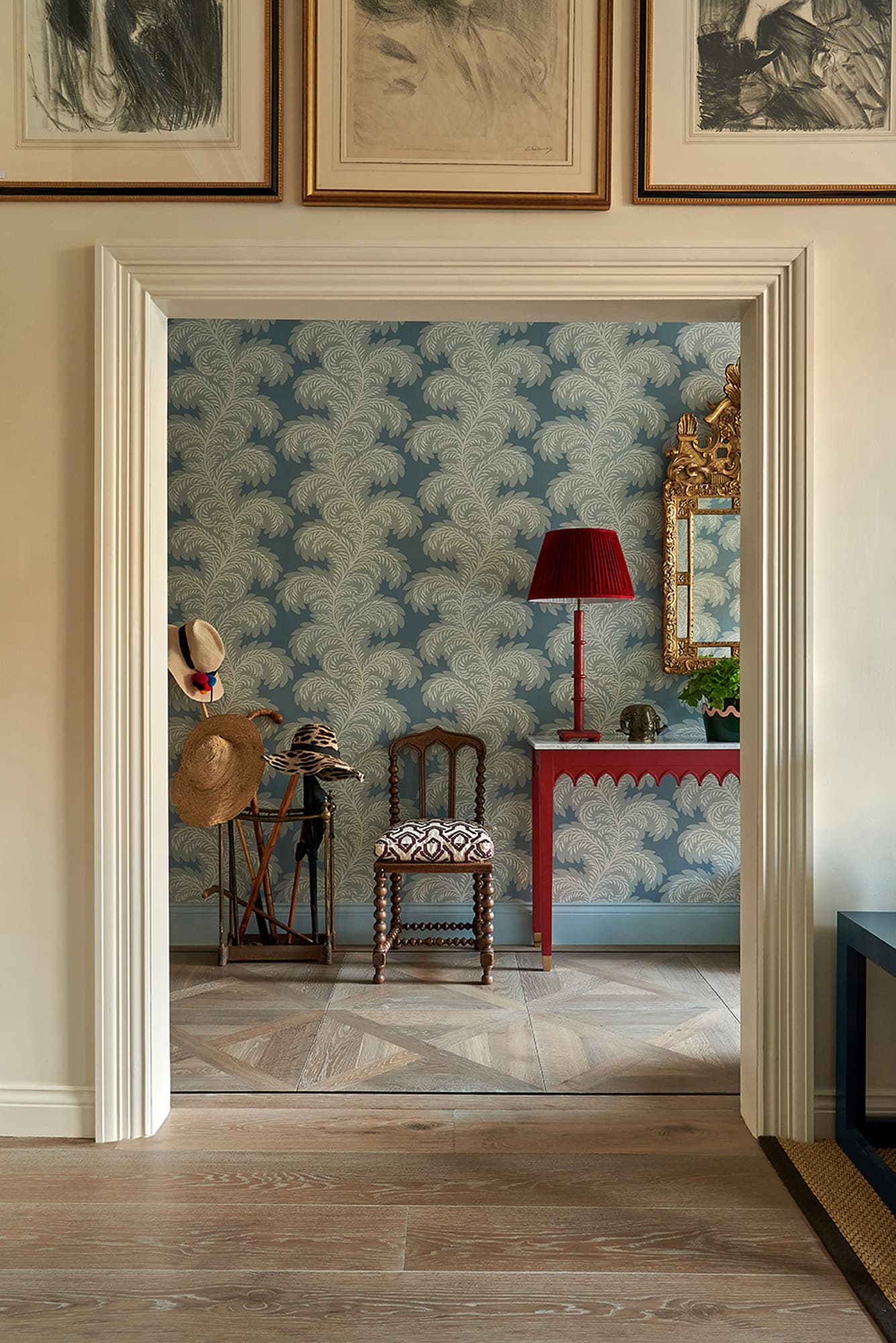From stately showplaces to perfectly choreographed moments, a mix of old and new, to a well-collected focal point, the designers of Vanrenen Hanbury of the UK know a thing or two about hitting the high notes of style. Take a peek at this Notting Hill apartment with extraordinary design details, beautifully photographed by Mike Garlick, and we think you'll agree! love the wallpaper and flooring in this foyer