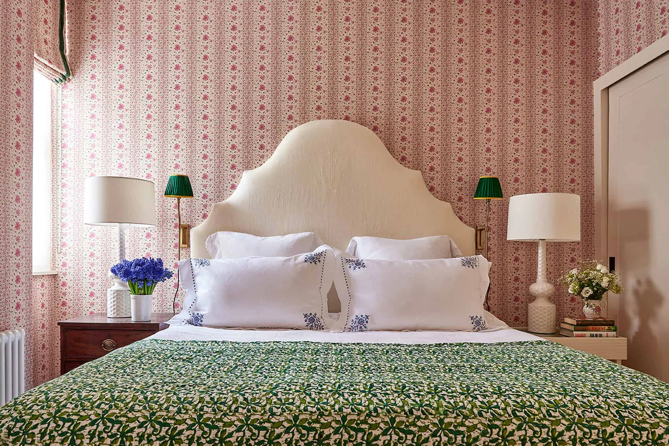 From stately showplaces to perfectly choreographed moments, a mix of old and new, to a well-collected focal point, the designers of Vanrenen Hanbury of the UK know a thing or two about hitting the high notes of style. Take a peek at this Notting Hill apartment beautifully photographed by Mike Garlick, and we think you'll agree! Love the charming wallpaper in this Notting Hill bedroom