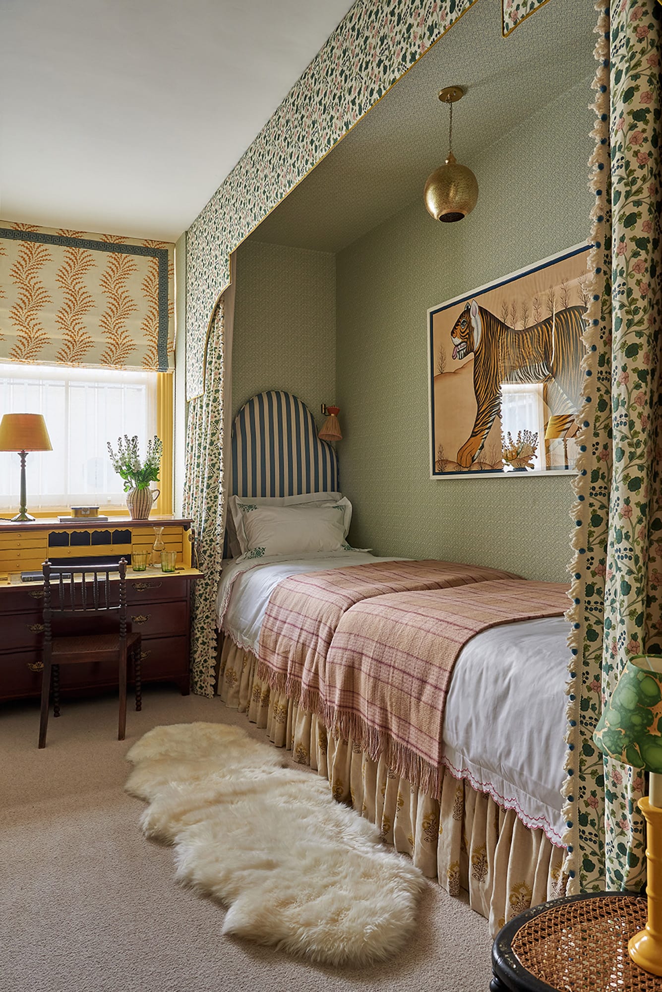 From stately showplaces to perfectly choreographed moments, a mix of old and new, to a well-collected focal point, the designers of Vanrenen Hanbury of the UK know a thing or two about hitting the high notes of style. Take a peek at this Notting Hill apartment, beautifully photographed by Mike Garlick, and we think you'll agree!