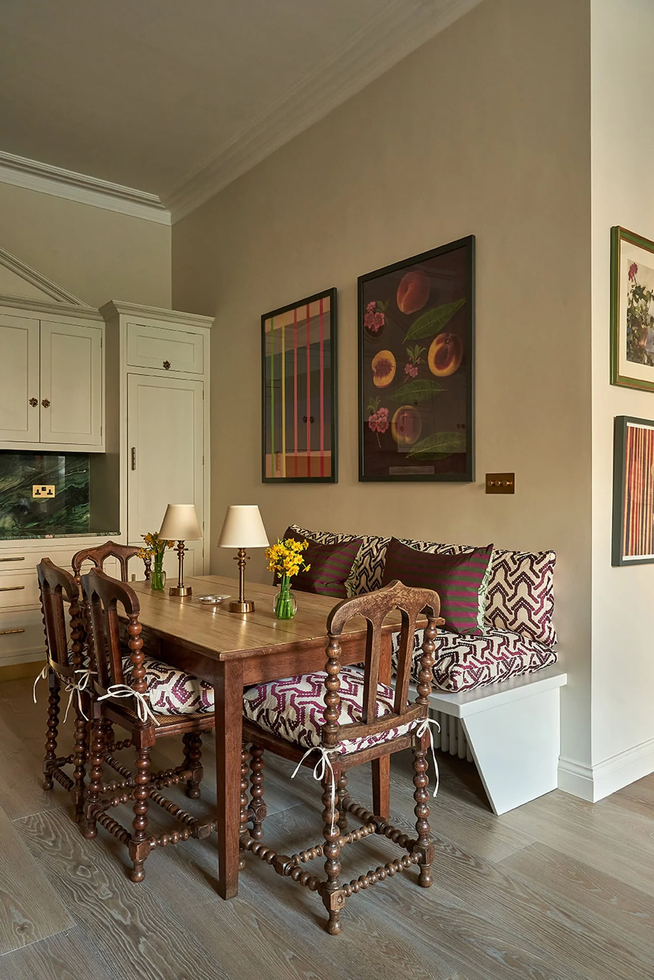 From stately showplaces to perfectly choreographed moments, a mix of old and new, to a well-collected focal point, the designers of Vanrenen Hanbury of the UK know a thing or two about hitting the high notes of style. Take a peek at this Notting Hill apartment with extraordinary design details, beautifully photographed by Mike Garlick, and we think you'll agree! Love the banquette in this kitchen