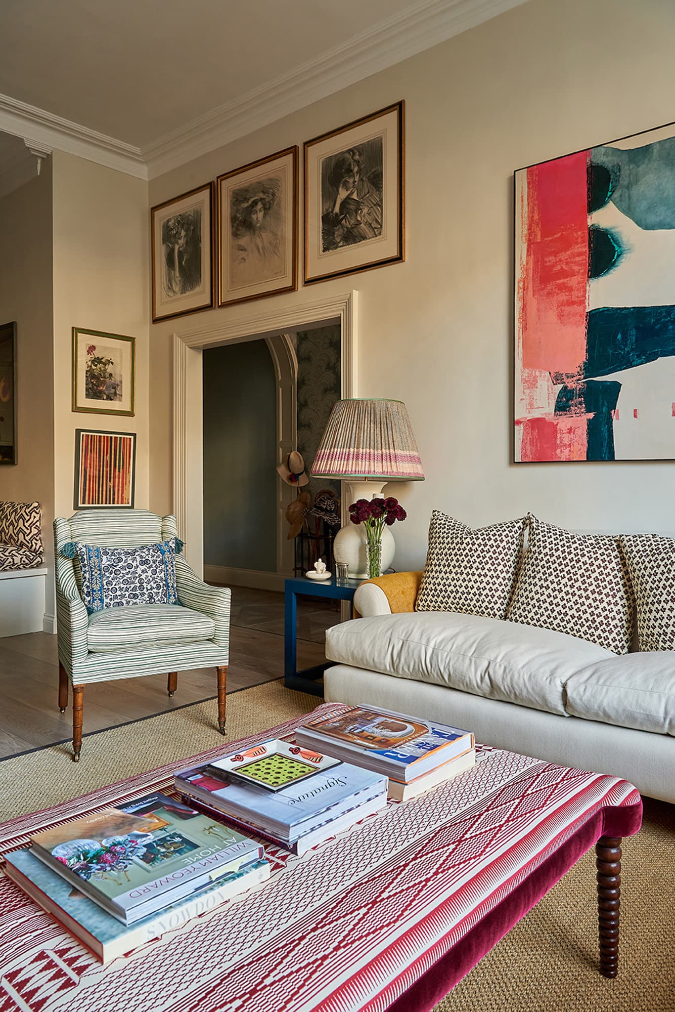 From stately showplaces to perfectly choreographed moments, a mix of old and new, to a well-collected focal point, the designers of Vanrenen Hanbury of the UK know a thing or two about hitting the high notes of style. Take a peek at this Notting Hill apartment with extraordinary design details, beautifully photographed by Mike Garlick, and we think you'll agree! Love the art over the doorway in the living room