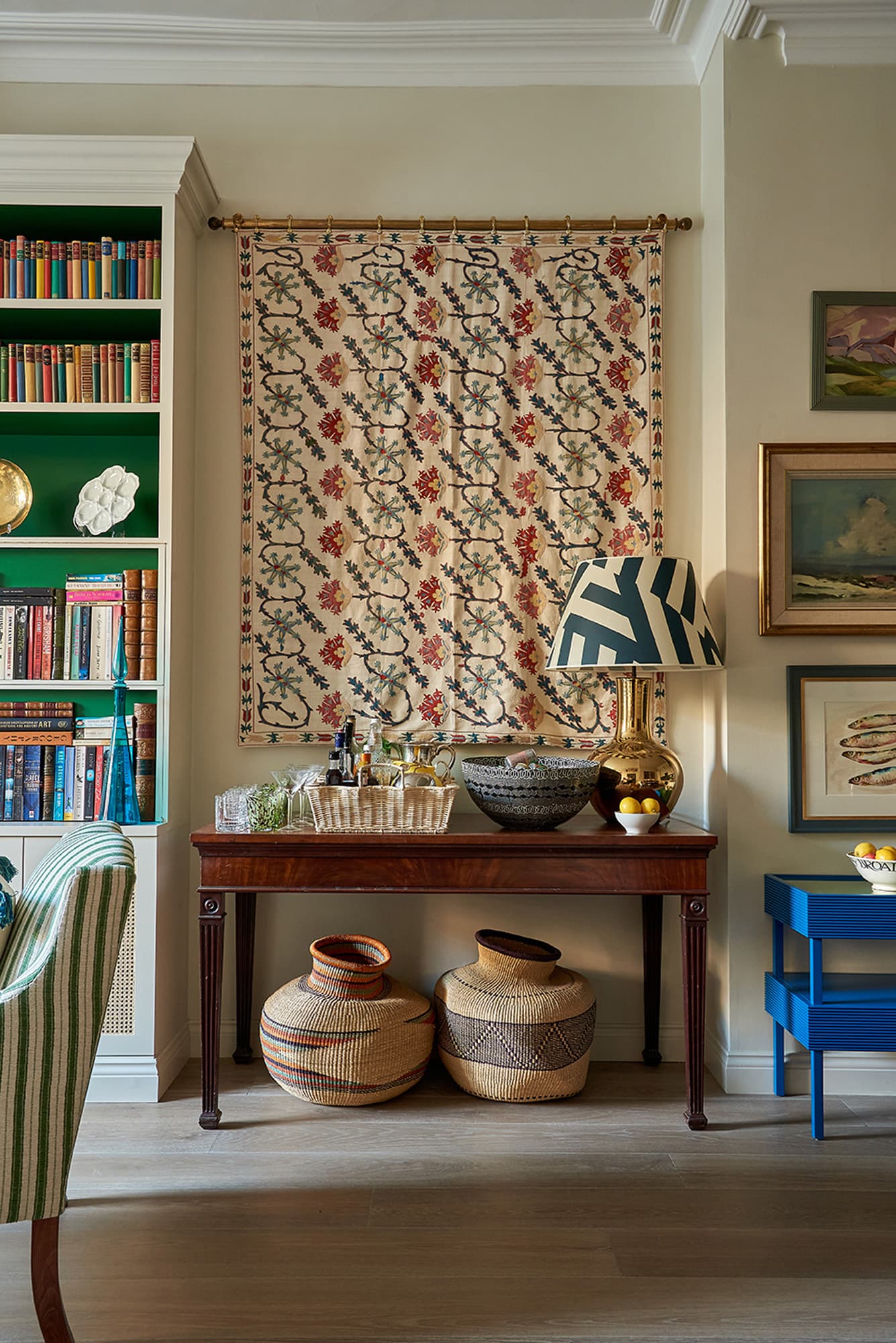 From stately showplaces to perfectly choreographed moments, a mix of old and new, to a well-collected focal point, the designers of Vanrenen Hanbury of the UK know a thing or two about hitting the high notes of style. Take a peek at this Notting Hill apartment beautifully photographed by Mike Garlick, and we think you'll agree!