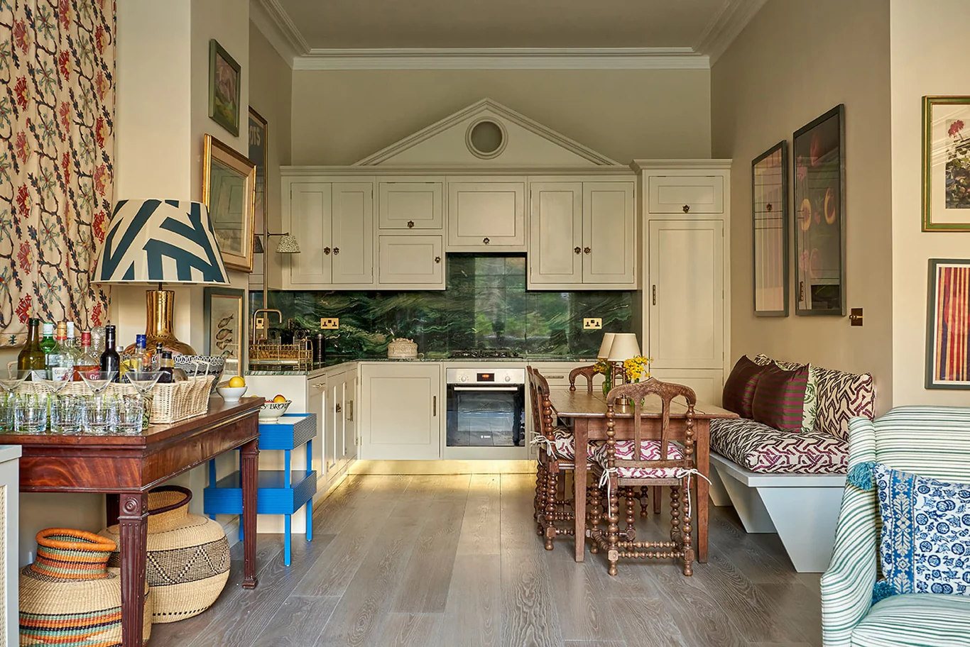From stately showplaces to perfectly choreographed moments, a mix of old and new, to a well-collected focal point, the designers of Vanrenen Hanbury of the UK know a thing or two about hitting the high notes of style. Take a peek at this Notting Hill apartment beautifully photographed by Mike Garlick, and we think you'll agree! love the kitchen with the banquette seating