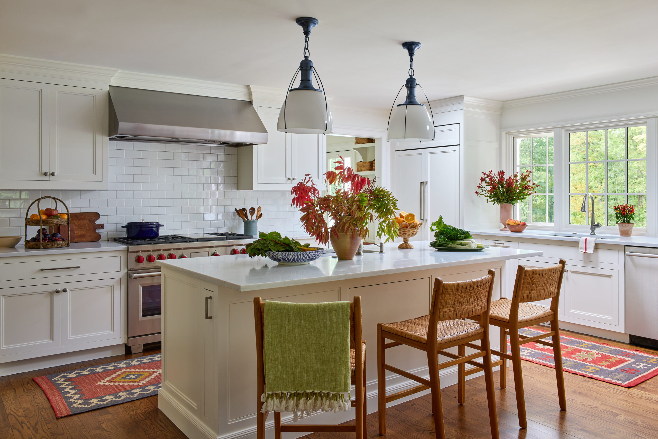 Love a white kitchen with fall accessories