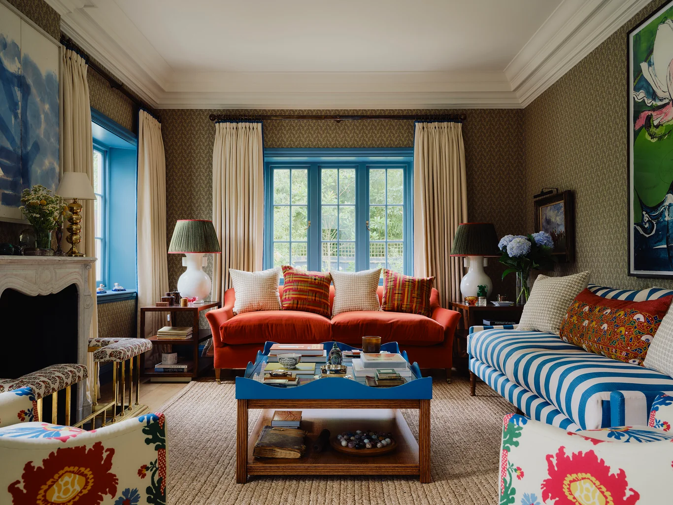 We are getting our dose of good taste this Tuesday with the chic style of Vanrenen Hanbury Interior Design. From beautiful blues to gorgeous greens to warm reds, it’s hard to pick a favorite space. Take a peek at these beautiful interiors! Red sofa with blue and white stripe sofa in a living room