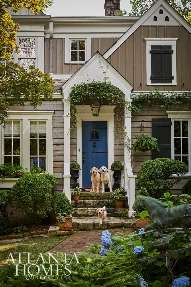 The timeless Atlanta home of architect Robert Norris of Spitzmiller and Norris architects photographed by Emily Followill and in this month's Atlanta Homes & LIfestyles is utter perfection. How charming is this?