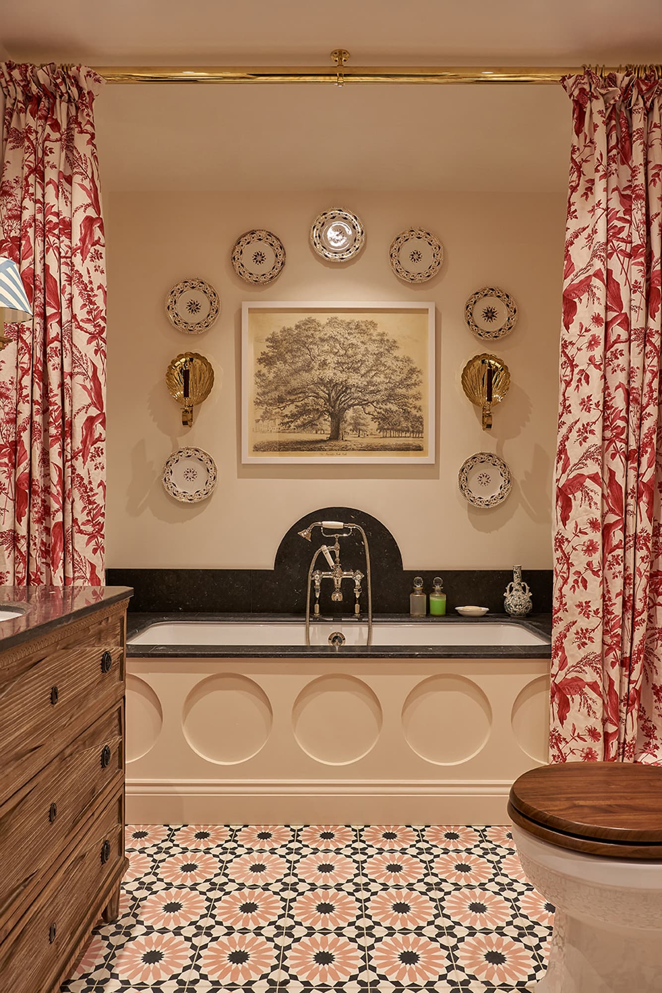 We are getting our dose of good taste this Tuesday with the chic style of Vanrenen Hanbury Interior Design. From beautiful blues to gorgeous greens to warm reds, it’s hard to pick a favorite space. Take a peek at these beautiful interiors! Love the red and white shower curtain and brass shower rod - Vanrenen Hanbury Interior Design | Mike Garlick Photography