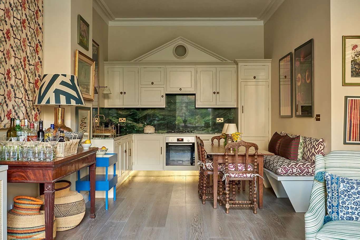 We are getting our dose of good taste this Tuesday with the chic style of Vanrenen Hanbury Interior Design. From beautiful blues to gorgeous greens to warm reds, it’s hard to pick a favorite space. Take a peek at these beautiful interiors! Love the banquette in the charming kitchen - Vanrenen Hanbury Interior Design | Mike Garlick Photography