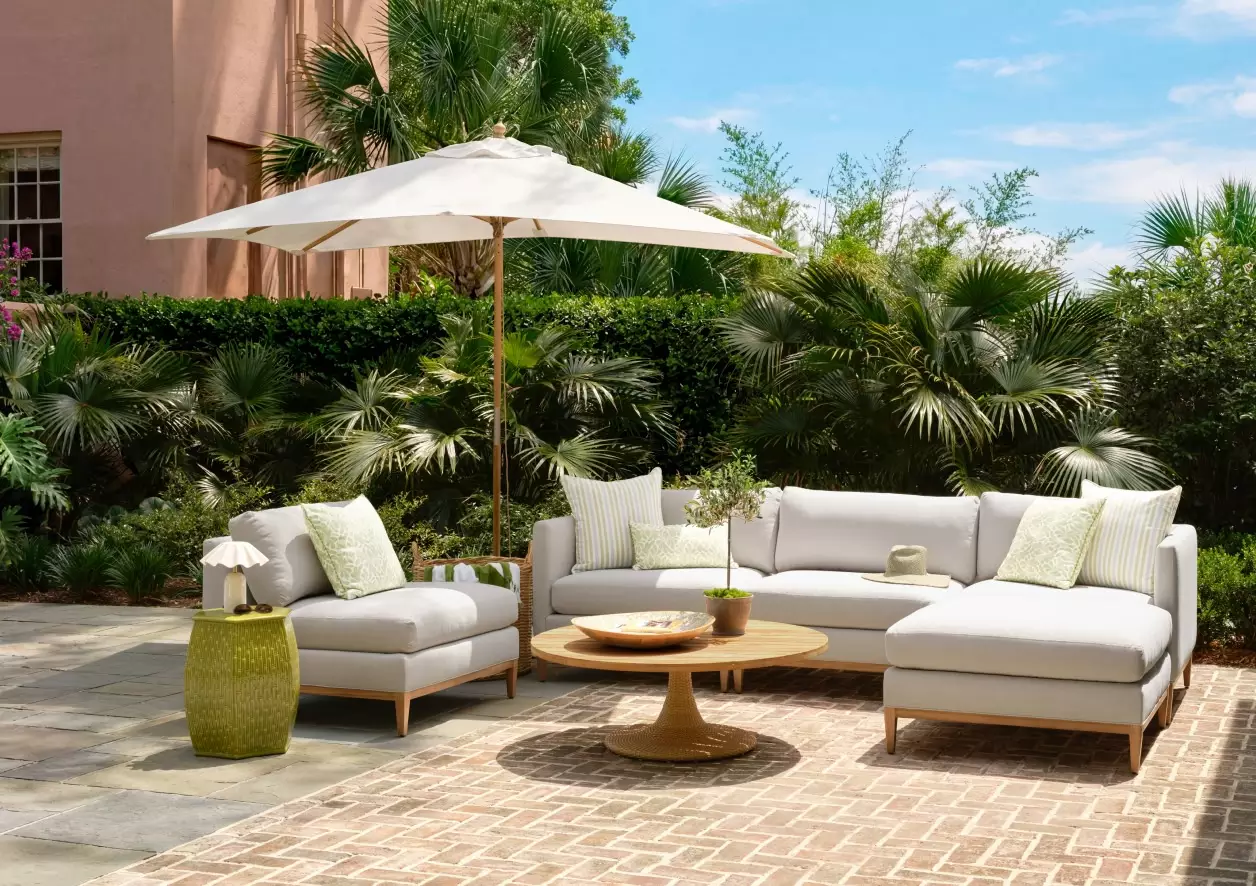 beautiful home tours - love the sectional outdoor sofa