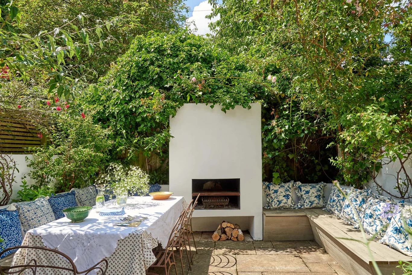 Vanrenen Hanbury Interior Design | Mike Garlick Photography - love the charming outdoor dining room